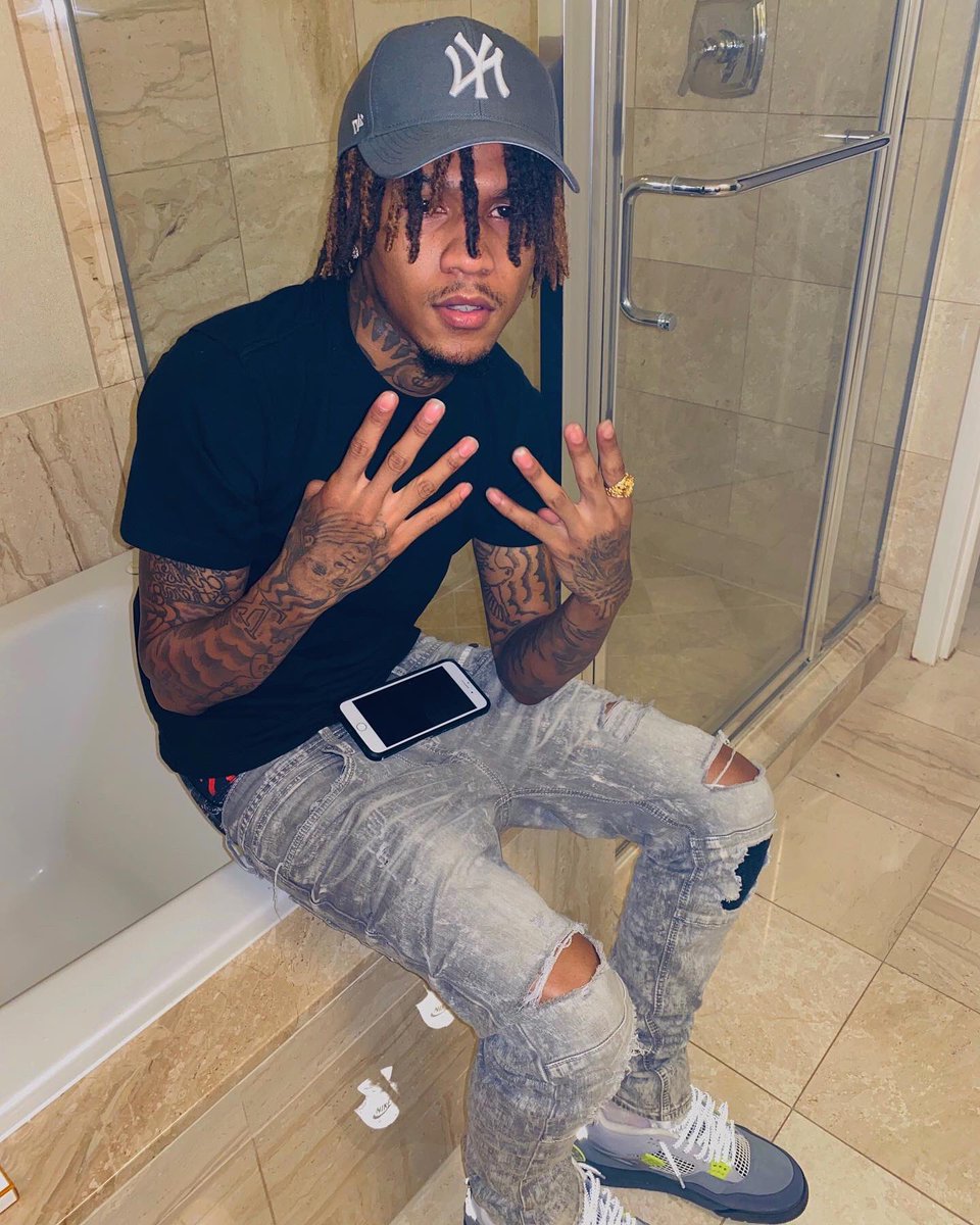 foreverfloco's tweet photo. Skinny Nigga Tryna Ball Like I’m GP🥇💫 #StayPaid #4LG #SLEEZEBALL🐍 https://t.co/CCvH0FVnvk