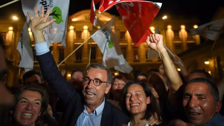 Bugün Fransa'da salgınla ertelenen yerel seçimlerin ikinci turu vardı. Fransa’nın gördüğü en iki yüzlü, en popülist siyasetçilerden Macron için tam bir hezimet oldu. Seçmeni sandığa bile gitmedi. Yeşiller zafer kazandı.  Dünya uyanıyor, kirli siyaseti terkedip doğaya dönüyor 👏👏