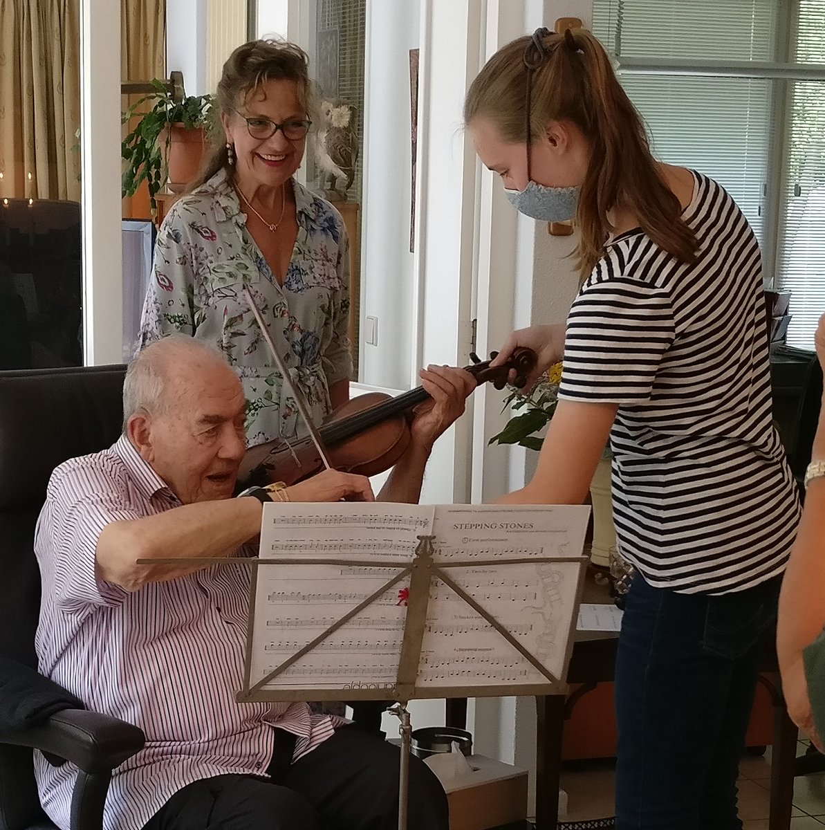 In zijn eigen huis werd de heer Termohlen (96) uit Wageningen zondag verrast met een intiem vioolconcert. Ook nam hij na 82 jaar zelf de viool weer ter hand! Dit was 1 van de 15 hartenwensen die <a href="/VierhetLeven/">Vier het Leven</a> laat uitkomen deze zomer. Met dank aan de <a href="/VriendenLoterij/">VriendenLoterij</a>
