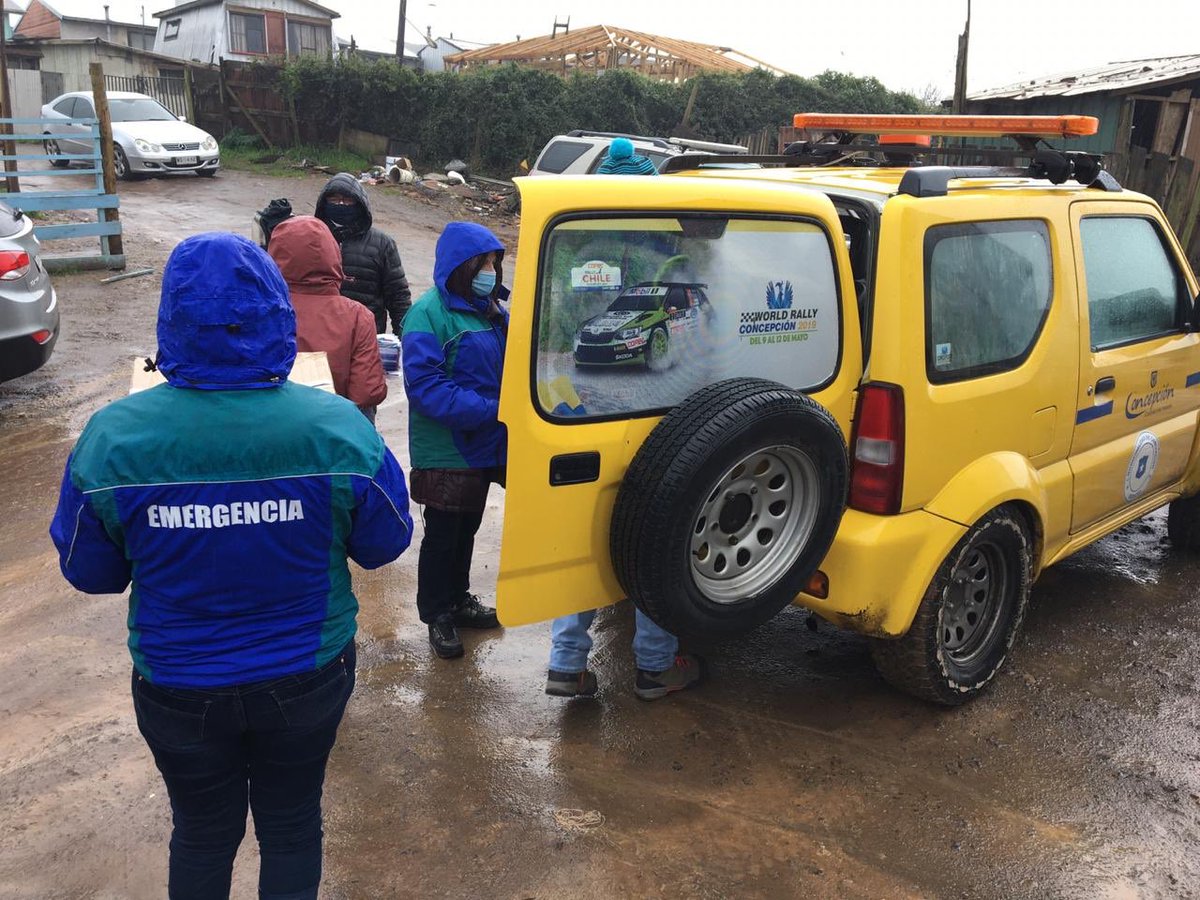 Muni_Concepcion's tweet photo. (1)No hemos parado! 🚚💪 #CajasDeAlimentos 
Porque nuestro compromiso con la comunidad está más vigente que nunca hoy, a pesar de las condiciones climáticas, nuestros equipos municipales también se  desplegaron por distintos sectores para entregar cajas de alimentos a familias... https://t.co/ebV4BdrFPw