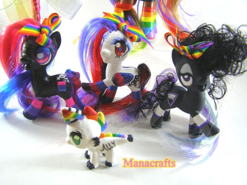 ManaCrafts's tweet photo. LGBTQ+Black Pride parade ponies for sale!
#Pride #LGBTQpride #Pride2020June #PRIDE2020 #GayPride2020 #TransPride #BiPride #demipride #lesbianpride #PanPride #straightally #polyamory #rainbow #mylittlepony #MLP #MLPFiM #crafturday #painting #ArtistOnTwitter #art @Dollyhairdotcom https://t.co/mUlcAdgskx
