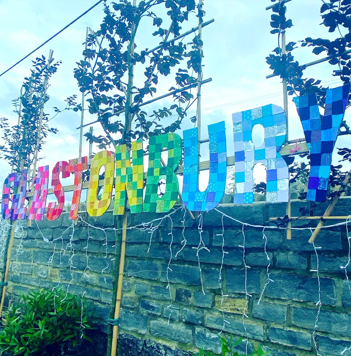 HRuddleMRICS's tweet image. Celebrated #Glastonbury2020 this weekend! Only 360 days to wait till next year🤞🏽 😭 ❤️🔼🎭🎧 #GlastHomeBury @bbcglasto @emilyeavis @glastonbury @GlastoLive  #crafting #homemade #somerset