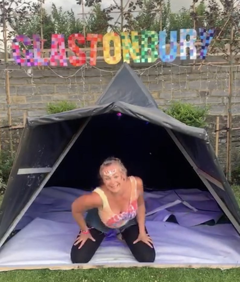 HRuddleMRICS's tweet image. Celebrated #Glastonbury2020 this weekend! Only 360 days to wait till next year🤞🏽 😭 ❤️🔼🎭🎧 #GlastHomeBury @bbcglasto @emilyeavis @glastonbury @GlastoLive  #crafting #homemade #somerset