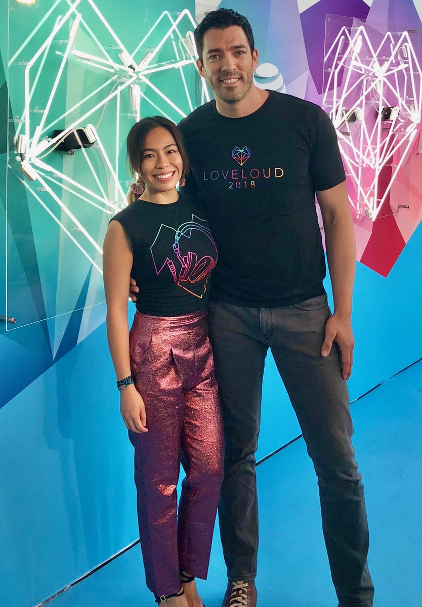 MrDrewScott's tweet image. Happy Pride, everyone! Celebrate ALL love, always. No matter the color, shape, size, gender... all love is equal and worth fighting for✌🏼❤️
.
.
Throwback pic to @LOVELOUDfest ! Show your #pride 🤗. 
Dance to @TheFitMarshall , check out @trevorproject and @itgetsbetter