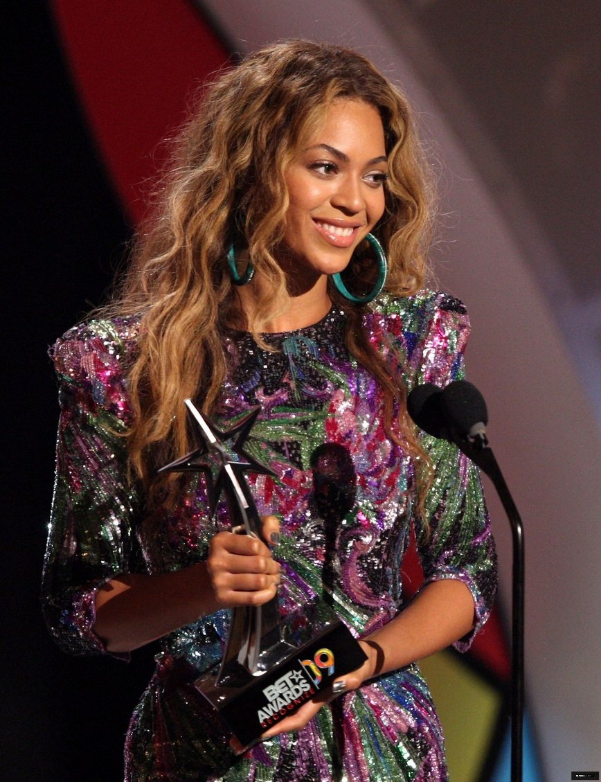 In 2009, Beyoncé attended the BET Awards where she once again received Best Female R&B Artist and Video of The Year for 'Single Ladies'.