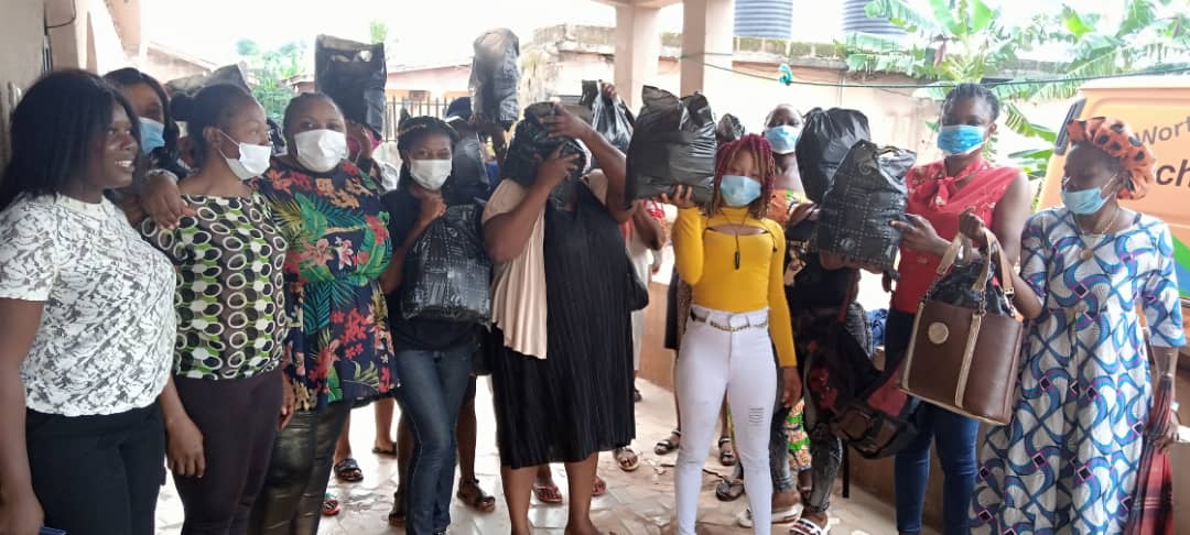 RoyalWomenHeal1's tweet photo. All thanks to NSWA Nigeria For supporting Fsws in Edo state by Giving out pallatives to them .Members of RWHARI say a Big thank u to NSWA
#SWA
#Aidfonds
#RWHARI
#redumbrella https://t.co/K6nYW8RTBd