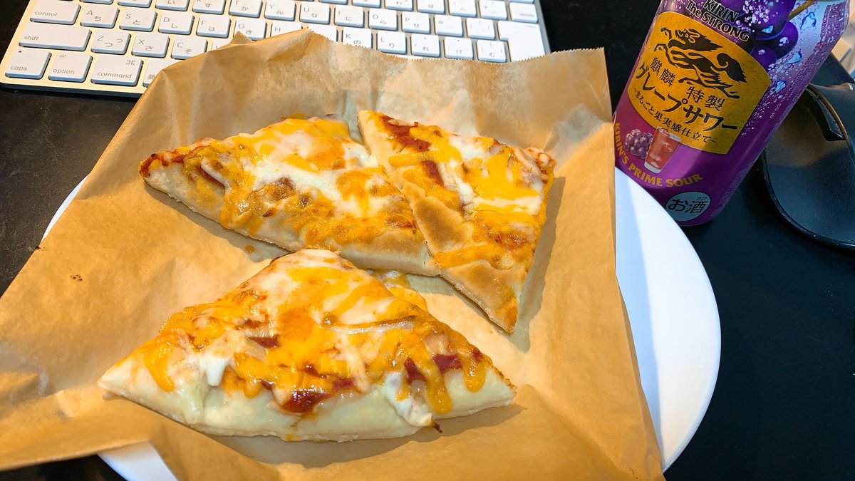 もんちゃん ピザは16分割してラップ コストコの に包んで部位別にikeaのフリーザーバッグに 四隅の三角部分は夜に酎ハイのお供になりました 生地のもちもち加減は宅配ピザと遜色なしで ﾟdﾟ ｳﾏｰ コストコピザ