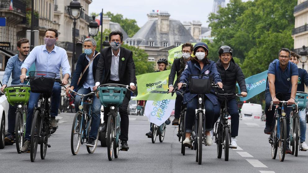 EdortaBergua's tweet photo. Sale reelegida @Anne_Hidalgo como alcaldesa de París, con un programa que propone:

✅ Suprimir miles de plazas de aparcamiento en la calle.
✅ Seguir construyendo vías ciclistas.
✅ Declarar más vías públicas y plazas como peatonales.

https://t.co/61cC3pIDQ6
Vía @LaVanguardia https://t.co/htFEQ6thsd
