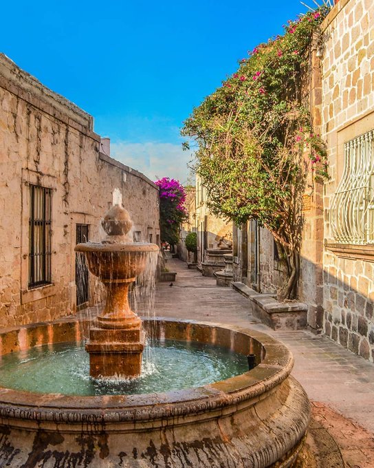 Se dice que si visitas este callej&oacute;n, escribes tu nombre y el nombre de tu pareja en un list&oacute;n rojo y<a href="/tag/somosrotamundos"class="tags"><span>#somosrotamundos</span></a>