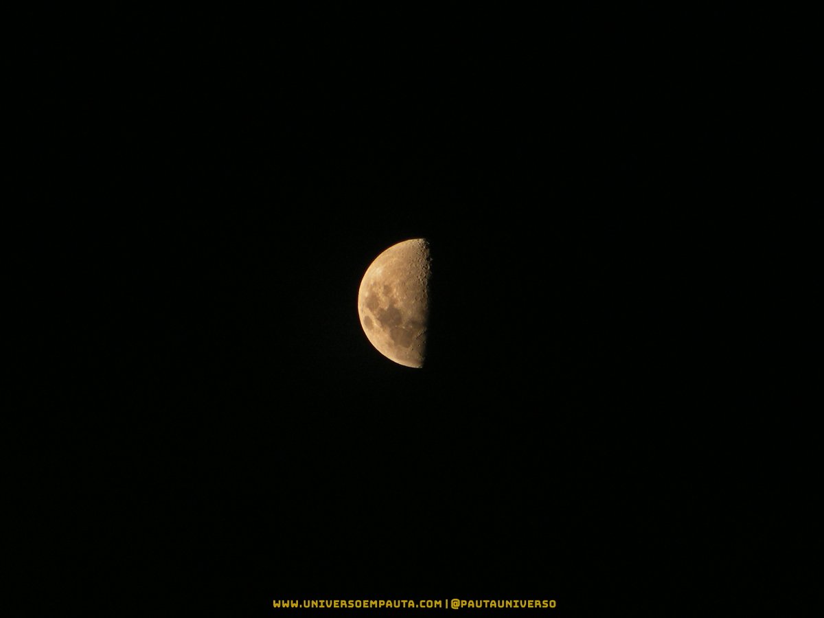 PautaUniverso's tweet photo. Lua em Quarto em Crescente, com cerca de 53% visível.
Registro feito às 17h32 de hoje, pouco antes do tempo fechar aqui no RJ.
Sempre que possível: #olhemalua 🌗
#quartocrescente #lua #moon #luadodia https://t.co/S7DsseBMRB
