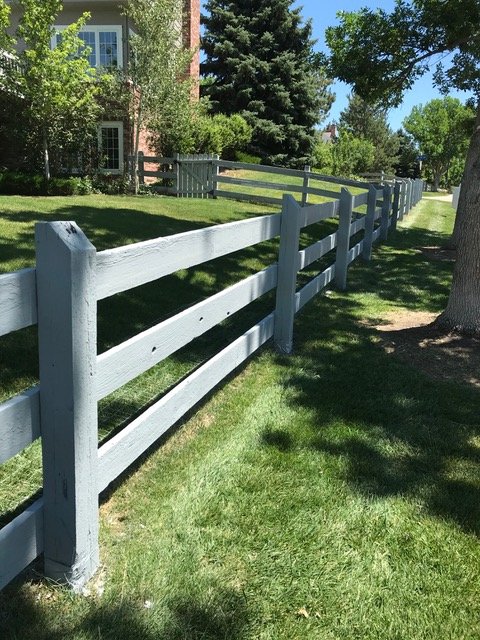 PRC_PrepRite's tweet photo. Before and after pictures are the best! This fence line was in rough shape but don't worry @PrepRiteCoating  took good care of it.  #PRC #preprite #prepritecoatings #fence #stain #carpentry #prep #splitrail #hoa #multifamily #apartments #commercial #industrial https://t.co/GKGsU7QT15