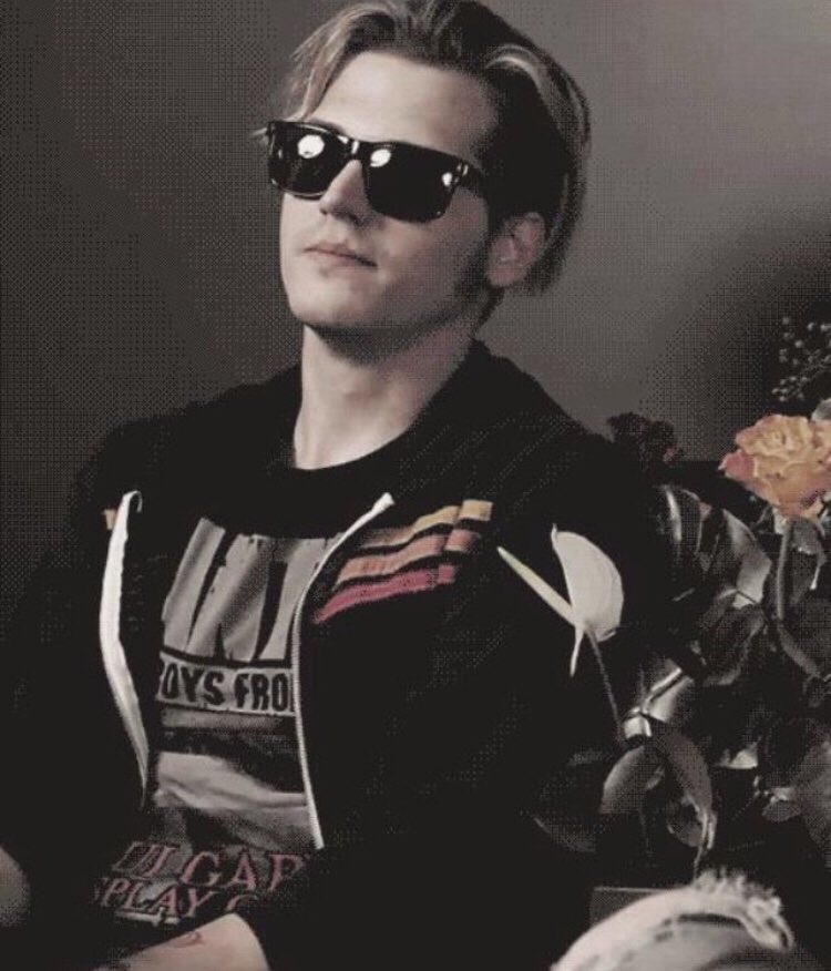 mikey way thread but the further you scroll the bigger his smile gets: