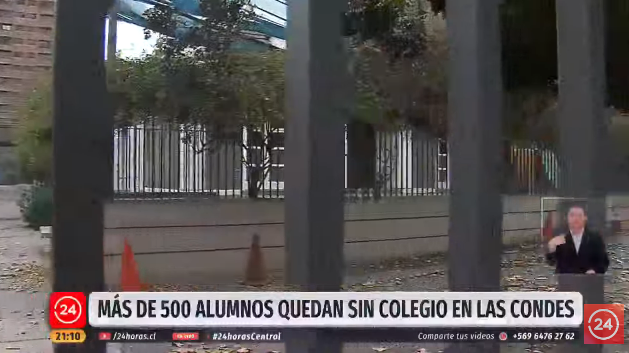 24HorasTVN's tweet photo. #ENVIVO | Apoderados se enteraron por un correo electrónico: Más de 500 alumnos se quedan sin colegio en Las Condes.

#24HorasCentral 

📡Sigue la señal en vivo #24Play ➡ https://t.co/mi3yDUstrf https://t.co/g0SDwdUGRG