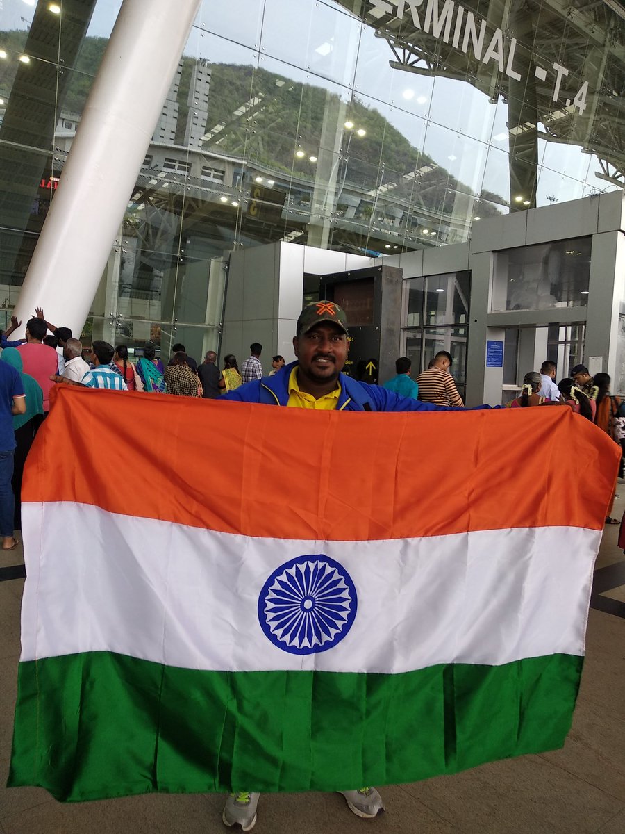 CricSuperFan's tweet photo. 📸 #Throwback One Year back #Iccwc19 🏆 #TeamIndia #Csk #Yellove @ChennaiIPL #Dhoni #WhistlePodu https://t.co/uLmidd8VdE