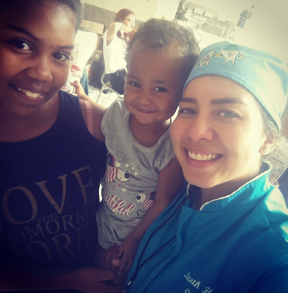 LHaya0820's tweet photo. Sin AMOR las manos no ayudan a nadie! Estas niñas son refugiadas venezolanas 💛💙❤ dejaron todo para empezar de nuevo en un país donde no tienen acceso a sistema de salud, educación y sus padres no pueden trabajar de manera legal! Una sonrisa llena de esperanza "Todo será mejor" https://t.co/Omfk1lK5KL