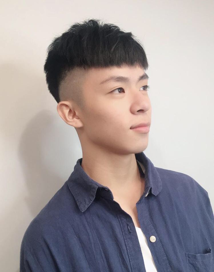 ぼっち美容室twn 日本人留学生がしたい髪型 窪田正孝 米津玄師みたいな前髪少し長めなスタイル 台湾人の好きな髪型 これ 暑いからか耳周りは刈り上げ 理容室スタイルも美容室でやるので困る時あります 台湾髪型