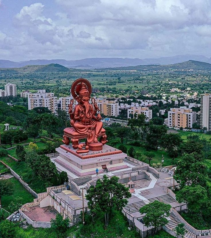 Para los que dicen que no es culpa de Lisa porque no era la productora del video Ganesha es conocida y también venerada en Tailandia. Ella la conocía y aún asi no hizo nada. Tanto les iba a costar sacar una estatua que esta atrás si ella lo decía.... no. Ella no hizo nada