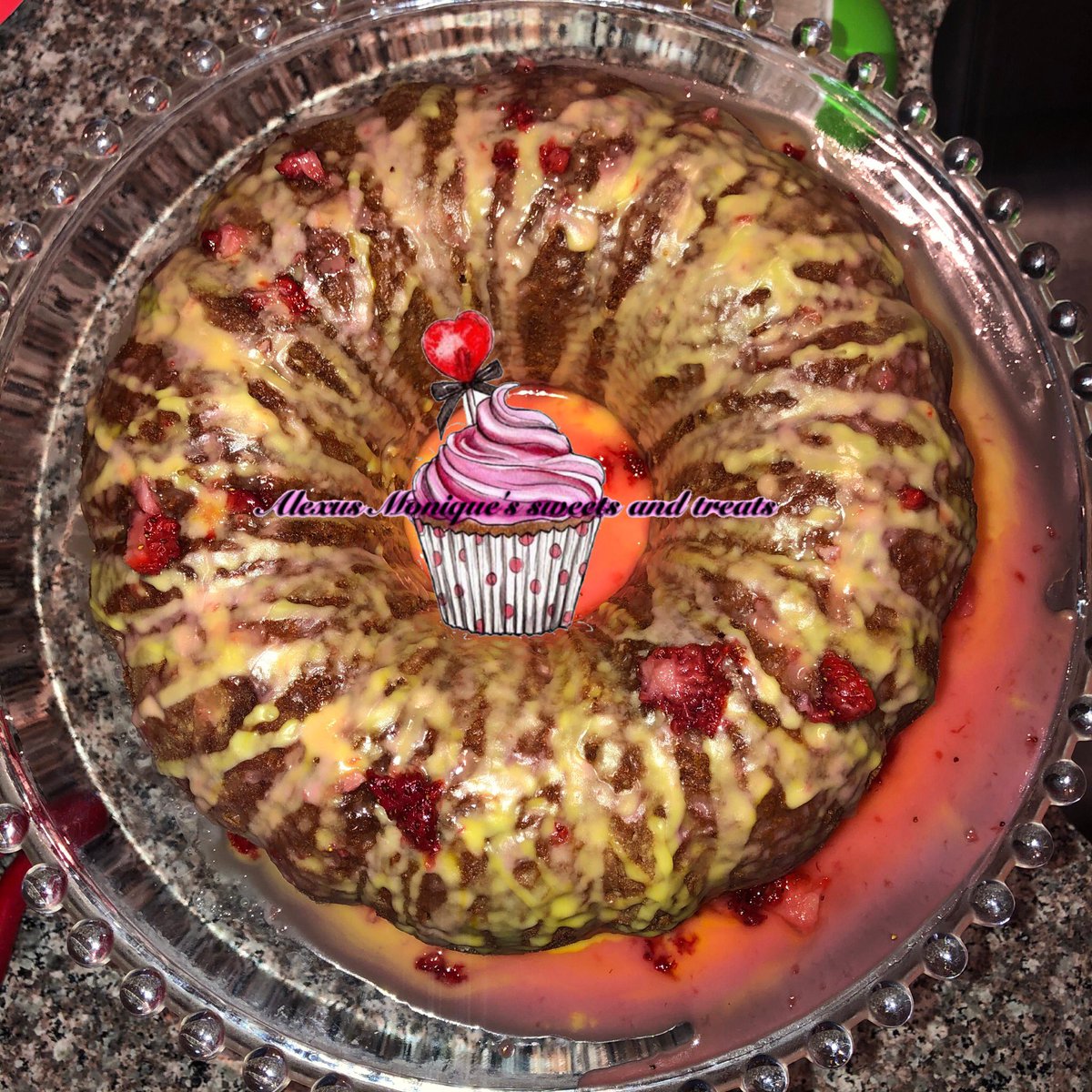 Alexus_moniques's tweet photo. Strawberry lemonade half pound cake test bake. 😋

#halfpoundcake #poundcake #strawberrylemonadepoundcake #bundtcake #halfrecipe #strawberrylemonade #pink #yellow #strawberry #testbake https://t.co/jIAoecHk18