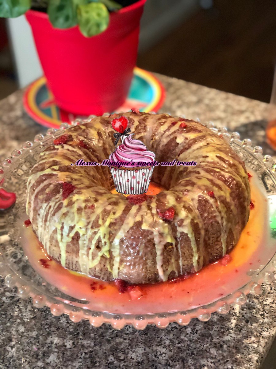 Alexus_moniques's tweet photo. Strawberry lemonade half pound cake test bake. 😋

#halfpoundcake #poundcake #strawberrylemonadepoundcake #bundtcake #halfrecipe #strawberrylemonade #pink #yellow #strawberry #testbake https://t.co/jIAoecHk18