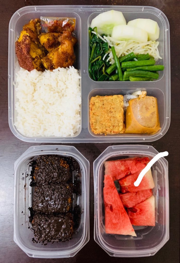 5. Nasi Pecel Lauk Ayam + Tempe; Pisang Nugget; SemangkaBumbu pecel pake yg instan, cuma ditambah cabe ulek. Kalo mertua sih udah ngulek kacang sendiri nih. Jangan lupa sambelnya, kurang peyek aja nih. Fotonya memang dicoret karena satu dan lain hal.