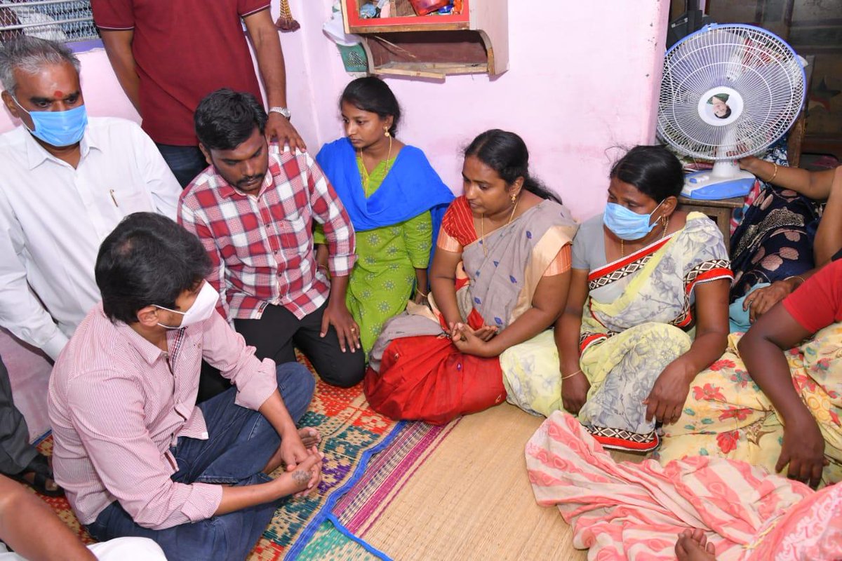 savukku's tweet photo. Udhay is not a public representative. His visit to Thoothukudi fits in none of the categories for which e-pass is allowed. 

A resident of Chennai, why was Udhayanidhi not quarantined &amp; allowed to visit family of victim ?  Who gave him e-pass &amp; under what category ? @CMOTamilNadu https://t.co/wjVnDDmQjw