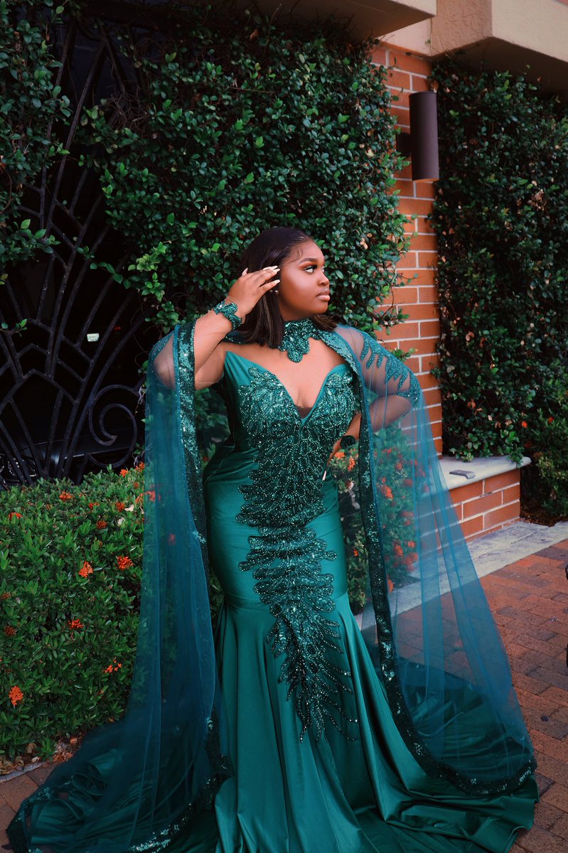 dayja532's tweet photo. My little sister really brought her look to life. She didn’t have the opportunity to go to her HS prom. So she attended a prom for the entire county. Let’s just say she showed out for Tampa (Hillsborough). Make-up, Hair &amp; Dress design by her. 
#Techstillrunit IG:Onlymaiyaaa https://t.co/0hFf8elmQQ