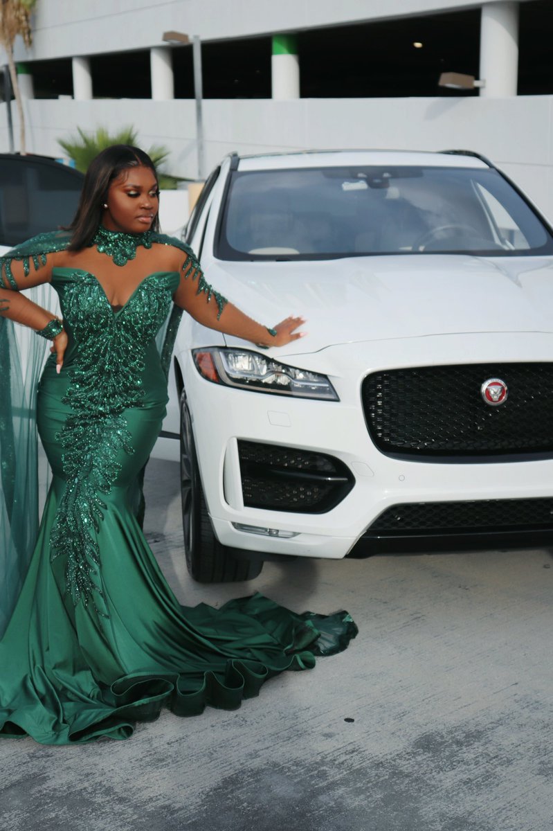 dayja532's tweet photo. My little sister really brought her look to life. She didn’t have the opportunity to go to her HS prom. So she attended a prom for the entire county. Let’s just say she showed out for Tampa (Hillsborough). Make-up, Hair &amp; Dress design by her. 
#Techstillrunit IG:Onlymaiyaaa https://t.co/0hFf8elmQQ