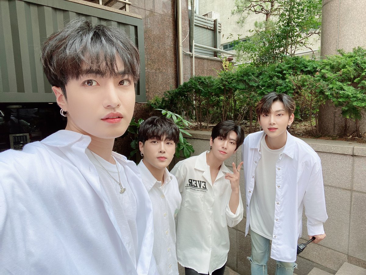 TenX_KR's tweet photo. 오늘은 프로필 촬영하는 날!
출발전에 모여서 셀카를 찍어뵜습니다!

今日はプロフィール撮影の日！
出発前にセルカを撮ってみました！

@TenX_KR #TENX #TEN_X #텐엑스 #テンエックス https://t.co/oxLsoHWCjV