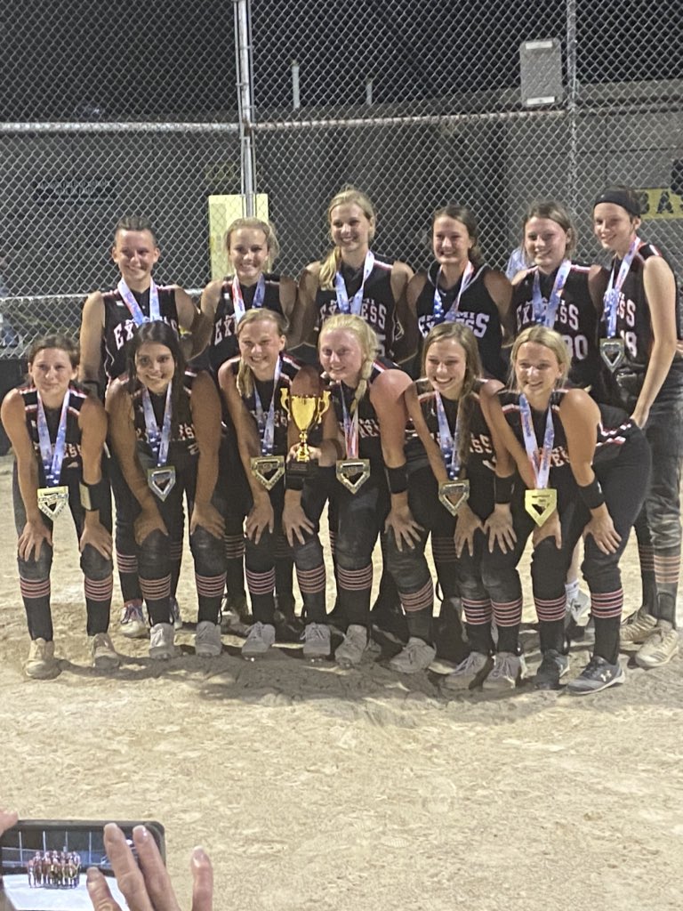 Jenna____Holt's tweet photo. 2020 State Champions❤️🥇 https://t.co/fp1Il4FvGw