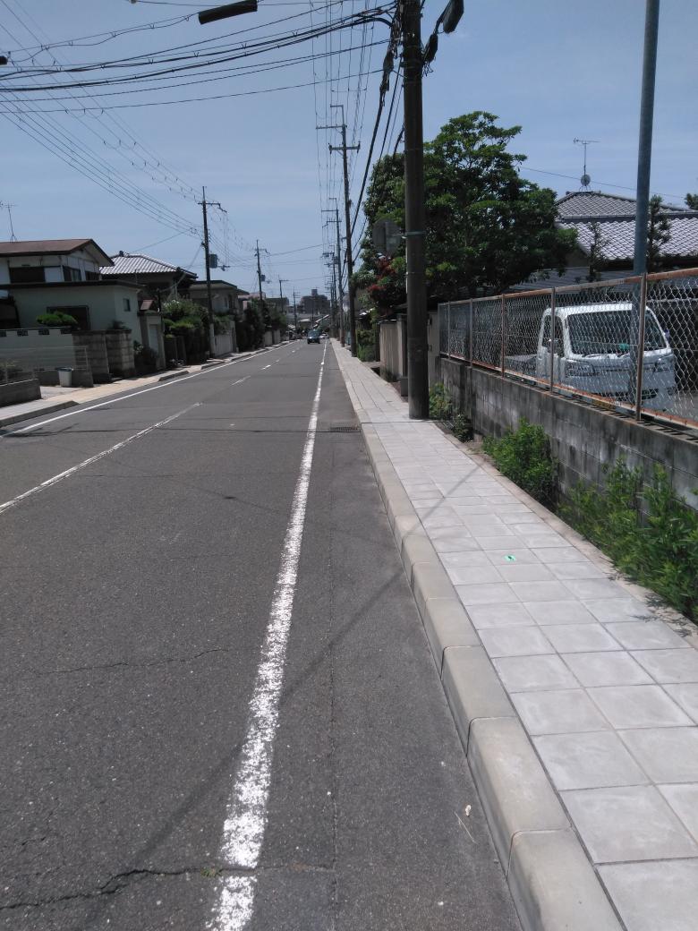 Inoue Yujiro On Twitter このタイプサイズの歩道 はっきり言ってメチャクチャ歩き辛いんやで 各家毎のクルマ出入り用のスロープ 雨水対策の為の傾斜 タイル ブロックの様々な理由による浮き沈み これなら歩道撤去してアスファルトでフラット化 路側帯ラインに簡易
