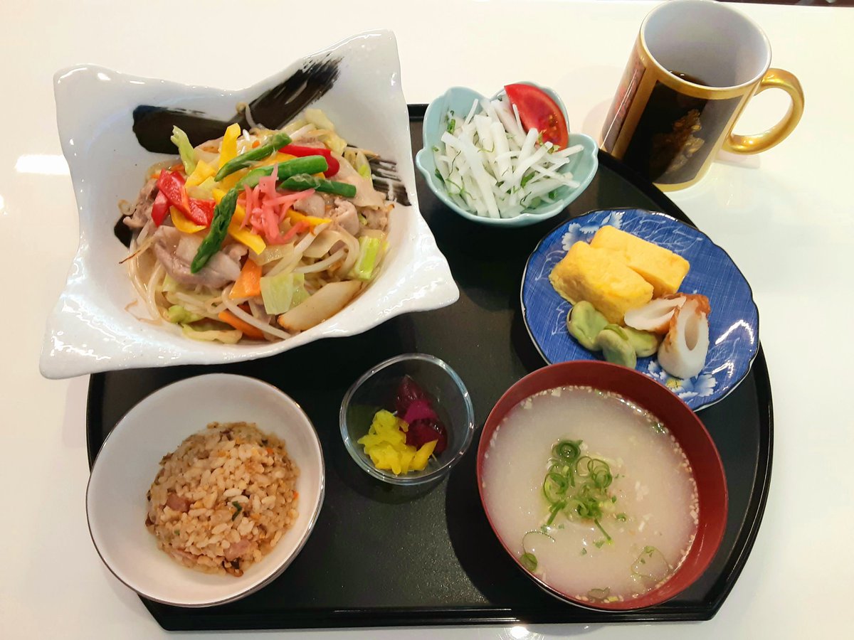 少しずつ暑くなってきましたね☀️
さっぱり味の【あんかけ焼きそば】はいかがですか？😋🍴💕

明日は大雨☔予報ですが、皆様のご来店お待ちしてます！！

幸凜で一息しませんか…🌸😊