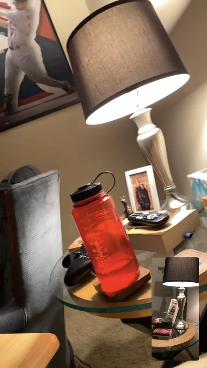 talbit's tweet photo. New FaceTime mirroring trick!
... wait a second....
Itโs not a mirror, @ryan_schreurs and I just have the exact same side table and lamp pairing arranged similarly. #siblingstuff https://t.co/6491SS7Tox