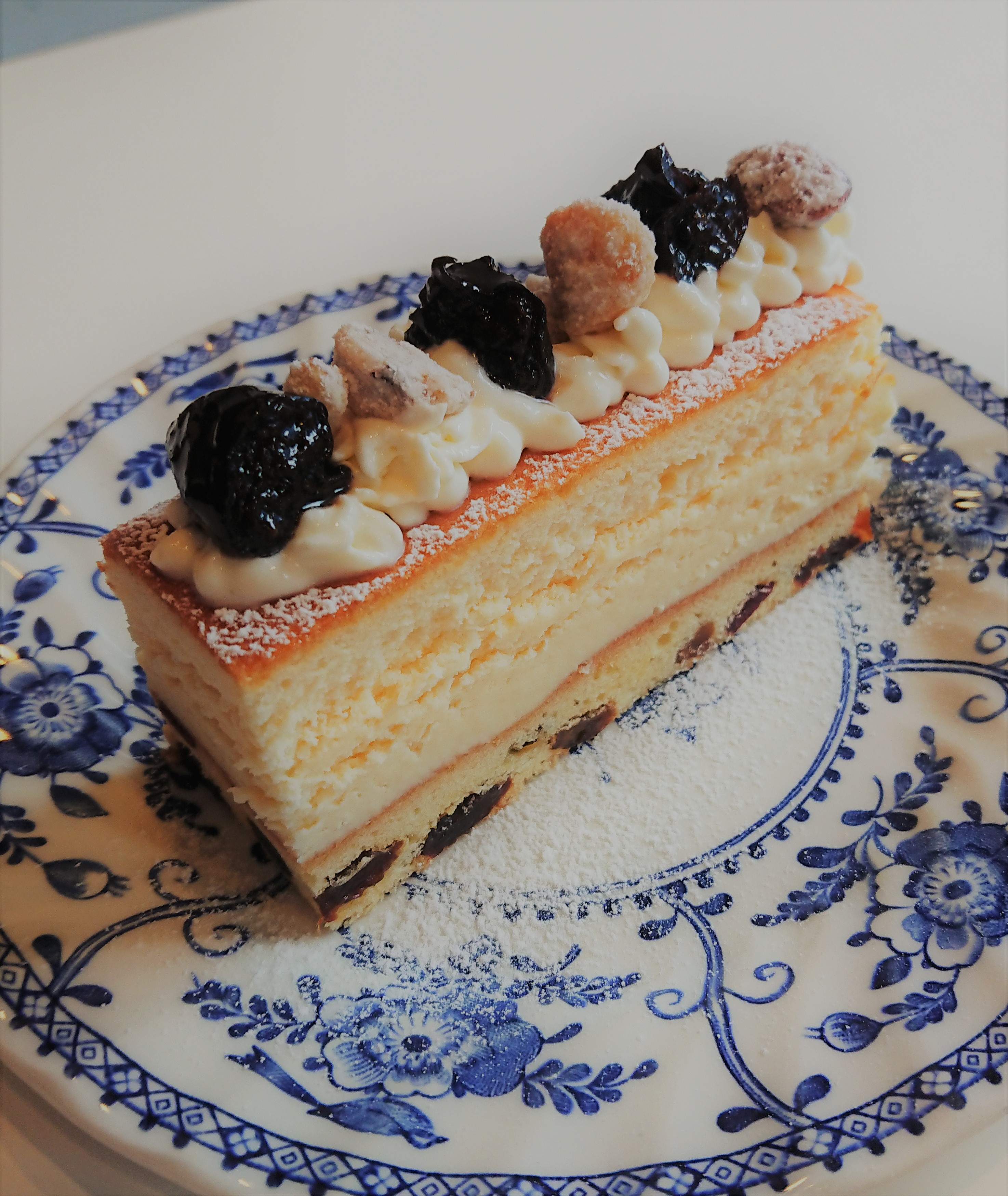 Cafeぶるぅ 6 29本日のおすすめ Sweets ウィーン風ベイクドチーズケーキ 550 ドライフルーツのパウンド ケーキとベイクドチーズケーキを組み合わせたレトロ感漂うスイーツ トッピングは季節のフルーツ シュガーナッツ 生クリームをあしらった