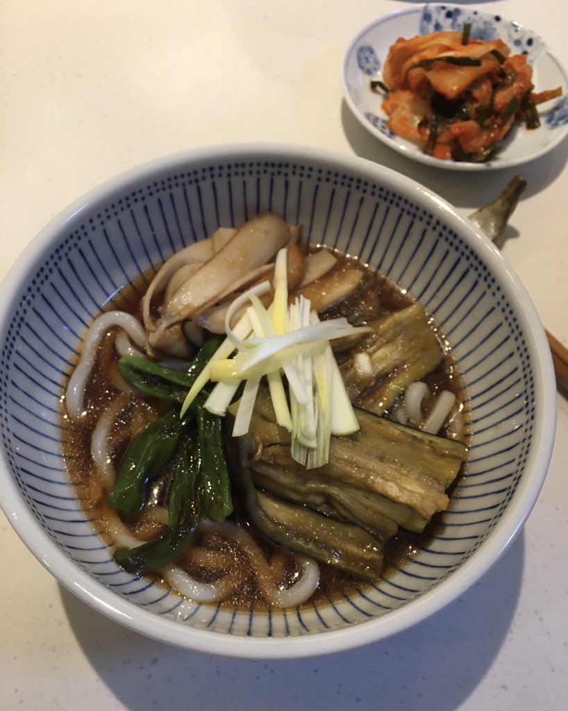 여러분 방금 만들어본 냉우동이 너무 쉽고 맛있어서 레시피를 올려봅니다. 기름 두른 프라이팬에 가지와 버섯과 꽈리고추를 굽고 난 후 시판용 국수장국을 물과 섞어 구운 야채를 잠깐 냉장고에서 재워두세요. 그리고 우동면을 삶아 섞으면 끝 🍜