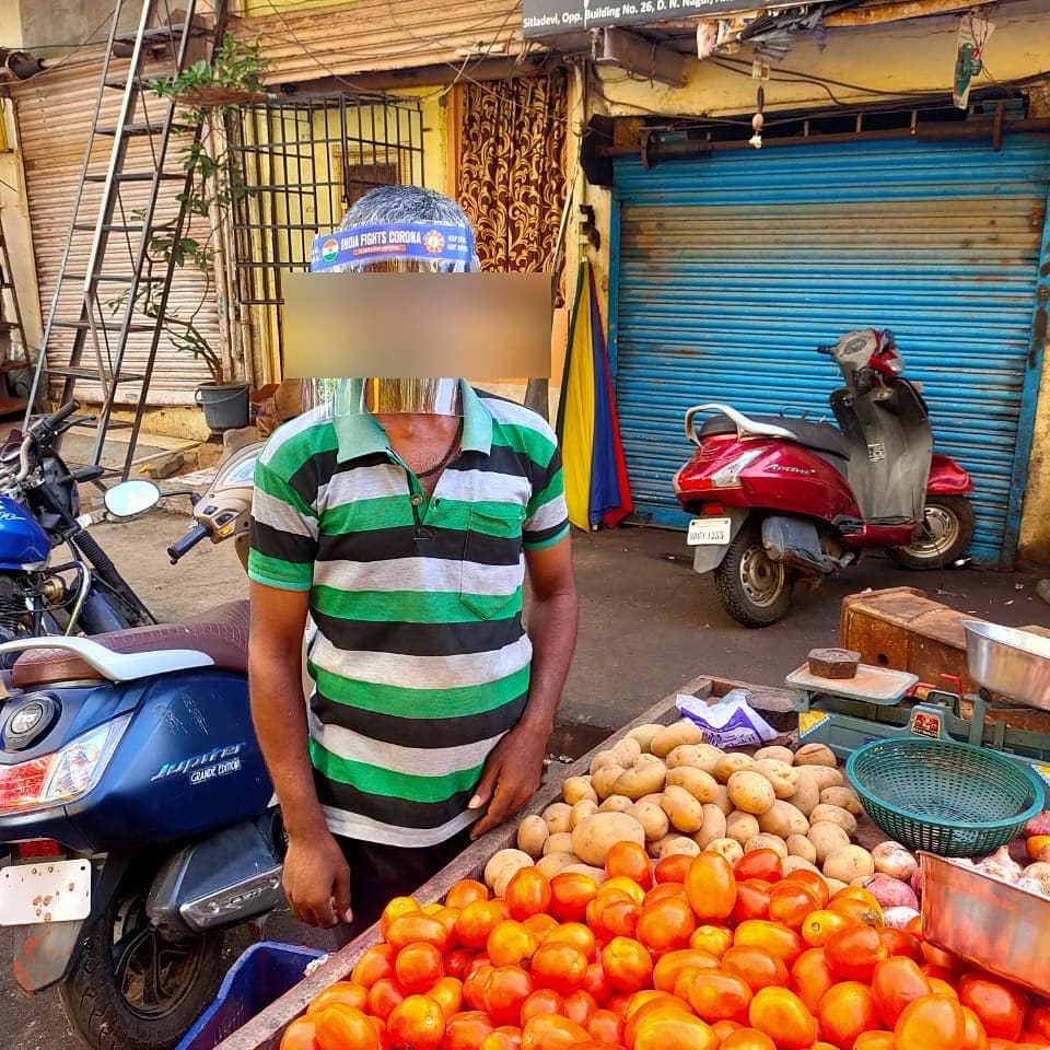 sssso_mah_goa's tweet photo. Aum Sri Sai Ram
With blessings of #SriSathyaSai #SSSSOMMR_Youth_Wing has distributed few #facesheilds to vegetable vendor, security guards, flower sellers, sweepers at #Andheri.
#SSSSOIndia #SSSYM #FightAgainstCOVID19 #HandsThatHelpAreHolierThanLipsThatPray #helpeverhurtnever https://t.co/ve7x1PMGwD