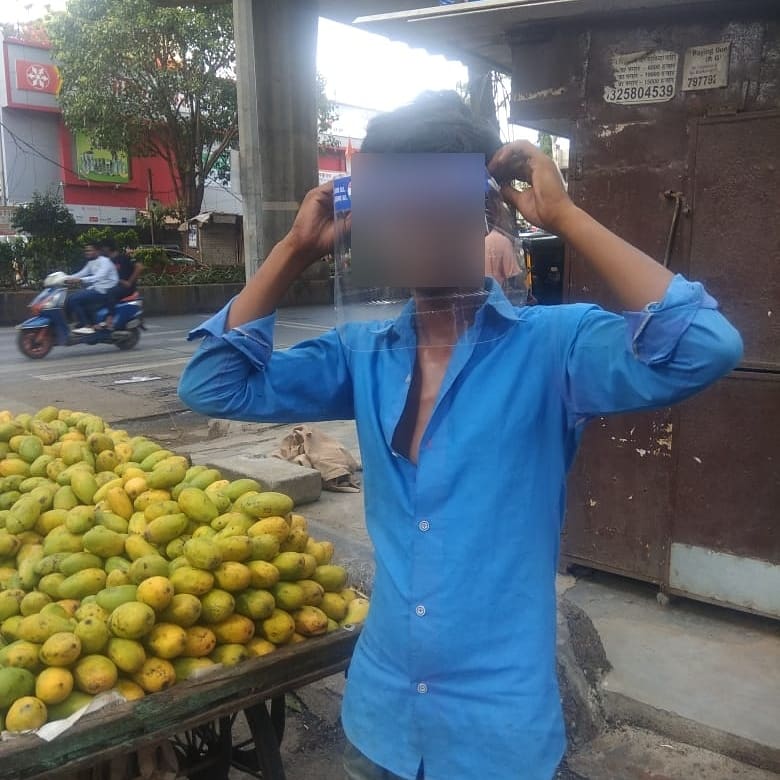 sssso_mah_goa's tweet photo. Aum Sri Sai Ram
With blessings of #SriSathyaSai #SSSSOMMR_Youth_Wing has distributed few #facesheilds to vegetable vendor, security guards, flower sellers, sweepers at #Andheri.
#SSSSOIndia #SSSYM #FightAgainstCOVID19 #HandsThatHelpAreHolierThanLipsThatPray #helpeverhurtnever https://t.co/ve7x1PMGwD