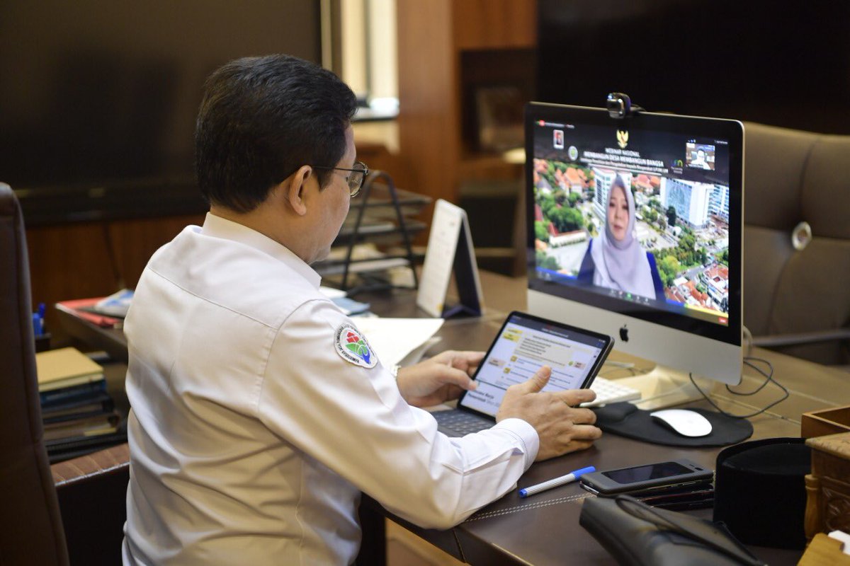 Webinar Nasional Universitas Negeri Malang dengan tema Membangun Desa Membangun Bangsa. Temanya menarik, tegas saya sampaikan bahwa ujung tombak pembangunan bangsa ini ada di desa. Saya pikir semuanya akan sepakat.

#DariDesaUntukBangsa