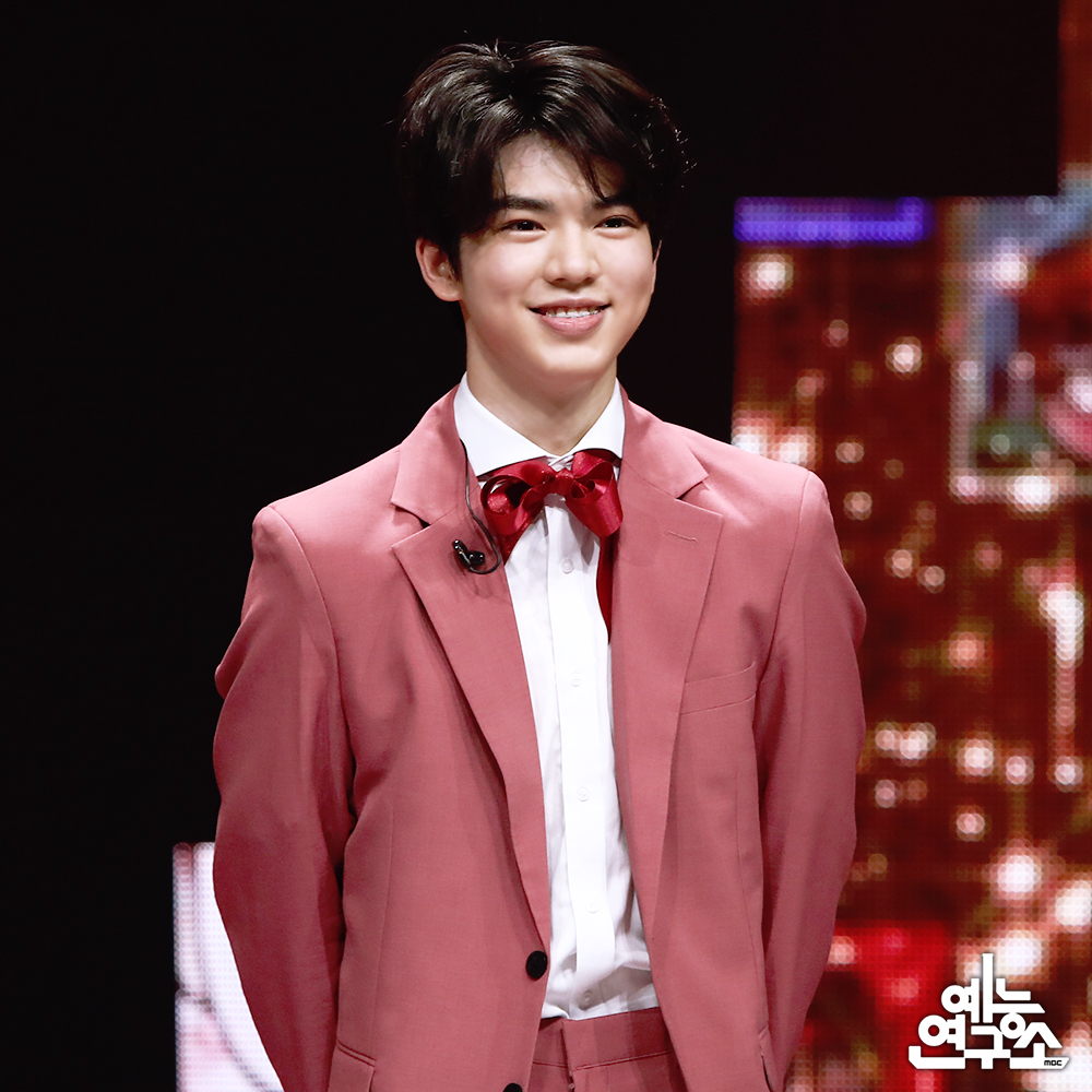 #긁지않은복권 정체는~~ 바로 피겨선수 차준환!
준환아 노래도 잘 하면 어떡해... 💖
#복면가왕 #긁지않은복권 #차준환