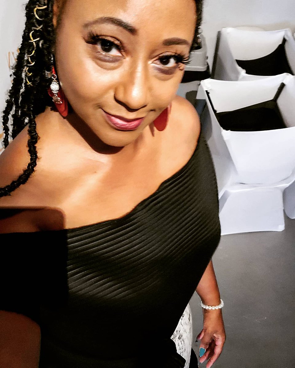 MzArmyStrng5Str's tweet image. Designer:  @_undaunted_nicolebdesigns 
Hair: @touchedbychi_ 
Event: @royaltykingsandqueenscorp 
Date: June 28, 2020
#TheKeyOfLife #TheKeyMoment #modellyfe #actorlyfe #TallModel #curvymodel #ebony #essence #ashleystewart #Fit2fashion #fitmodel #lovemyhair