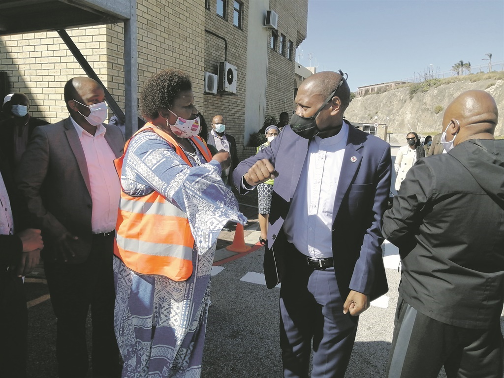 City_Press's tweet photo. The Eastern Cape healthcare system has collapsed, say doctors and healthcare workers who are employed in the province: “Patients without oxygen are fighting those who do have it to try to ‘steal’ it. Sick people are fighting each other” https://t.co/CMjRkAvaMZ https://t.co/2lrRtuNHg2