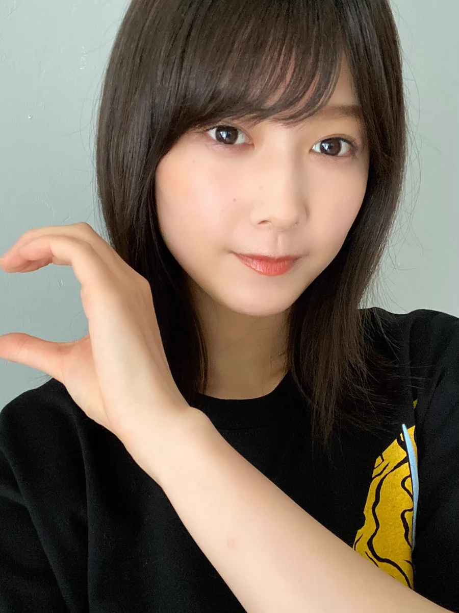欅坂46渡邉理佐1st写真集「無口」大好評発売中【公式