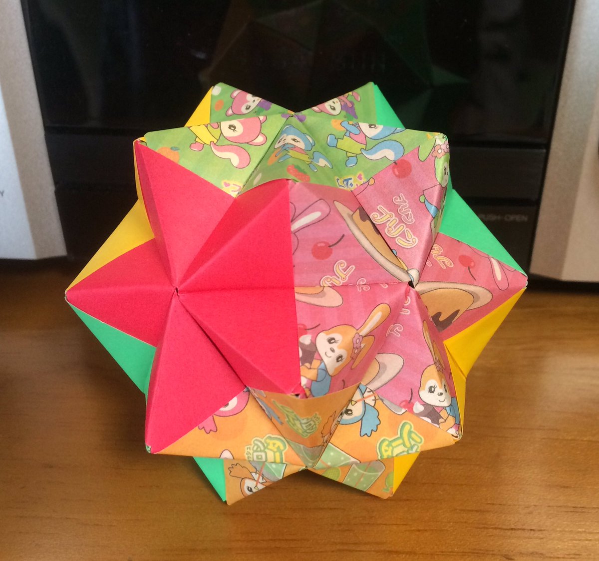 虹色工房 ユニット折り紙 北條敏彰 著 より 21二分割ユニット1 6色組 です 6色5枚組 折り紙 は レトロな模様のと無地を3色づつで 星形が出るのが 面白いですねー 次は 10色組 どんな組み合わせにしようか 考えるのが楽しみ Origami