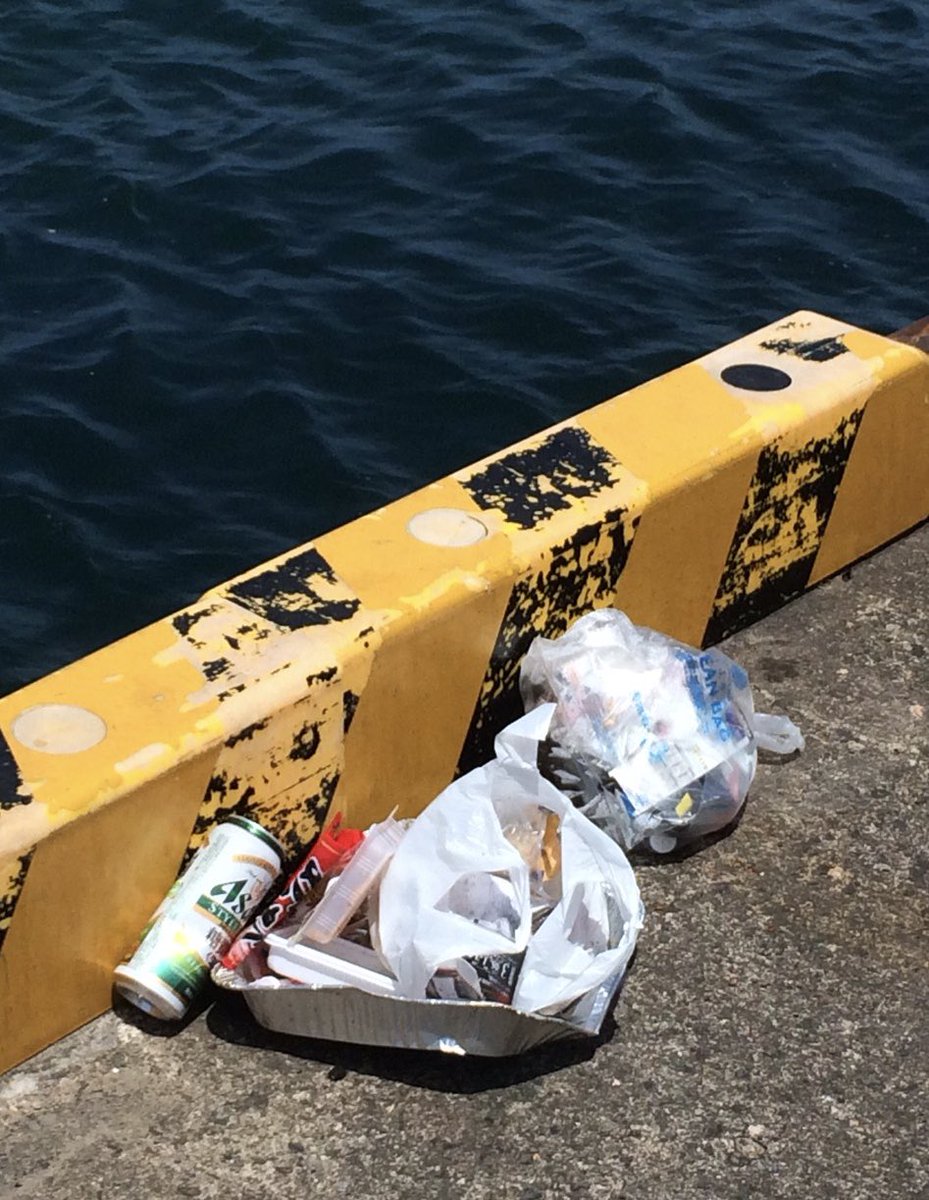 でこっぱちくん 漁港のゴミ 空き缶 おつまみ 釣り糸 針 仕掛け 餌 撒き餌 タオル フグ死骸 控えめに言ってクズヤロー共 2度と釣りするな お前らのお陰で釣り禁止になるんだよ 捨てるの見つけ次第 1時間ほどモラルとマナーについて説教