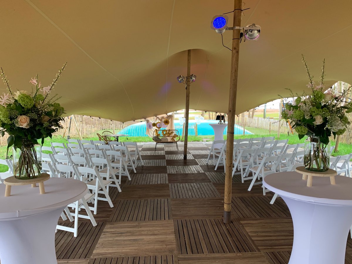 || TROUWLOCATIE ||
Hoe mooi is deze prachtige buiten-trouwlocatie?! Bij At Sea in Dronten kun je hier je complete dag vieren met een heerlijk uitzicht! Is het iets slechter weer? Dankzij de stretchtent zit je altijd droog :-). 
#djopjebruiloft #trouwlocatie #dj #feest