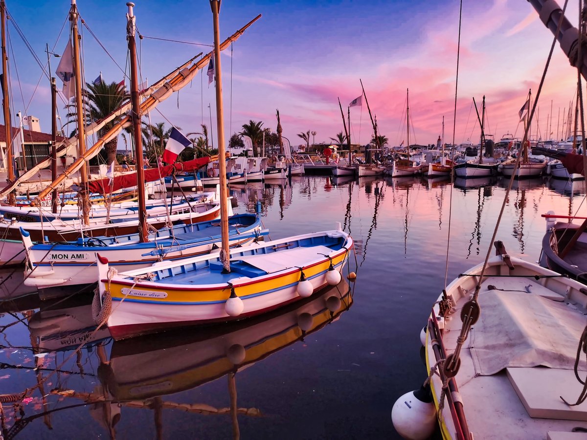 📍Sanary-sur-Mer / @sanaryofficiel 💜
📸@jmlpyt 
#OnATousBesoinDuSud #LeVarNaturellement #Var #DépartementVar #Été2020 #Vacances #CetEteJeVisiteLaFrance #Sunset #Sanarysurmer #Sud #France