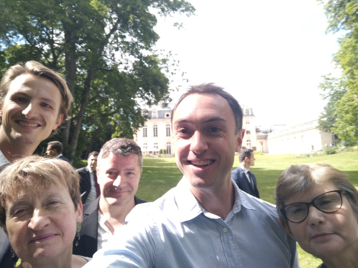 Ce matin les 150 membres de la #ConventionCitoyenne rencontrent <a href="/EmmanuelMacron/">Emmanuel Macron</a> <a href="/Elysee/">Élysée</a>. Moment de passage de relais de leurs propositions pour qu'elles soient bientôt mises en œuvre