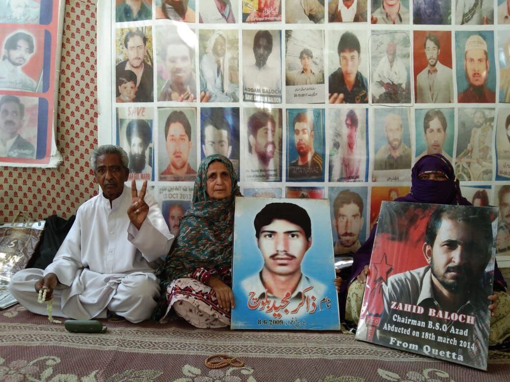 His real name is Abdul Qadeer Reki, he calls himself a ‘human rights activist’.He led a ‘baloch missing persons march’ from Quetta to Islamabad & holds ‘missing persons’ camps in Quetta.He’s the organizer of this campaign to hold, record & then propagate these protests./5