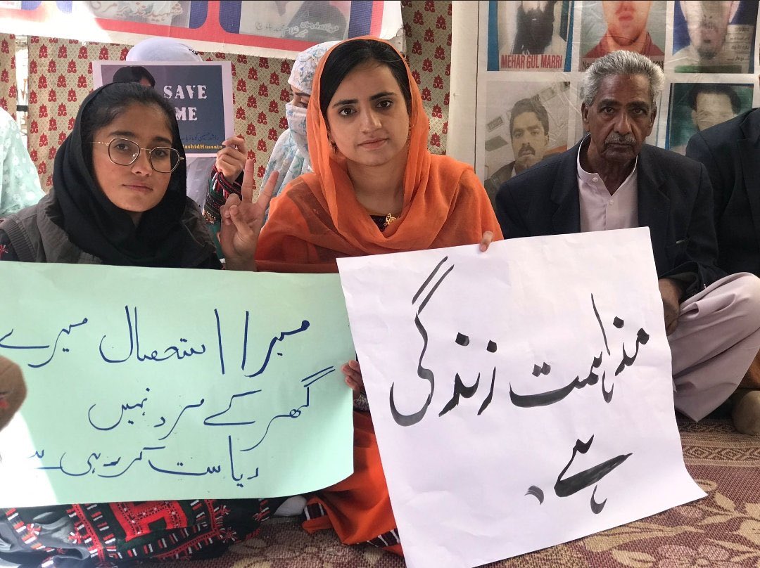 His real name is Abdul Qadeer Reki, he calls himself a ‘human rights activist’.He led a ‘baloch missing persons march’ from Quetta to Islamabad & holds ‘missing persons’ camps in Quetta.He’s the organizer of this campaign to hold, record & then propagate these protests./5