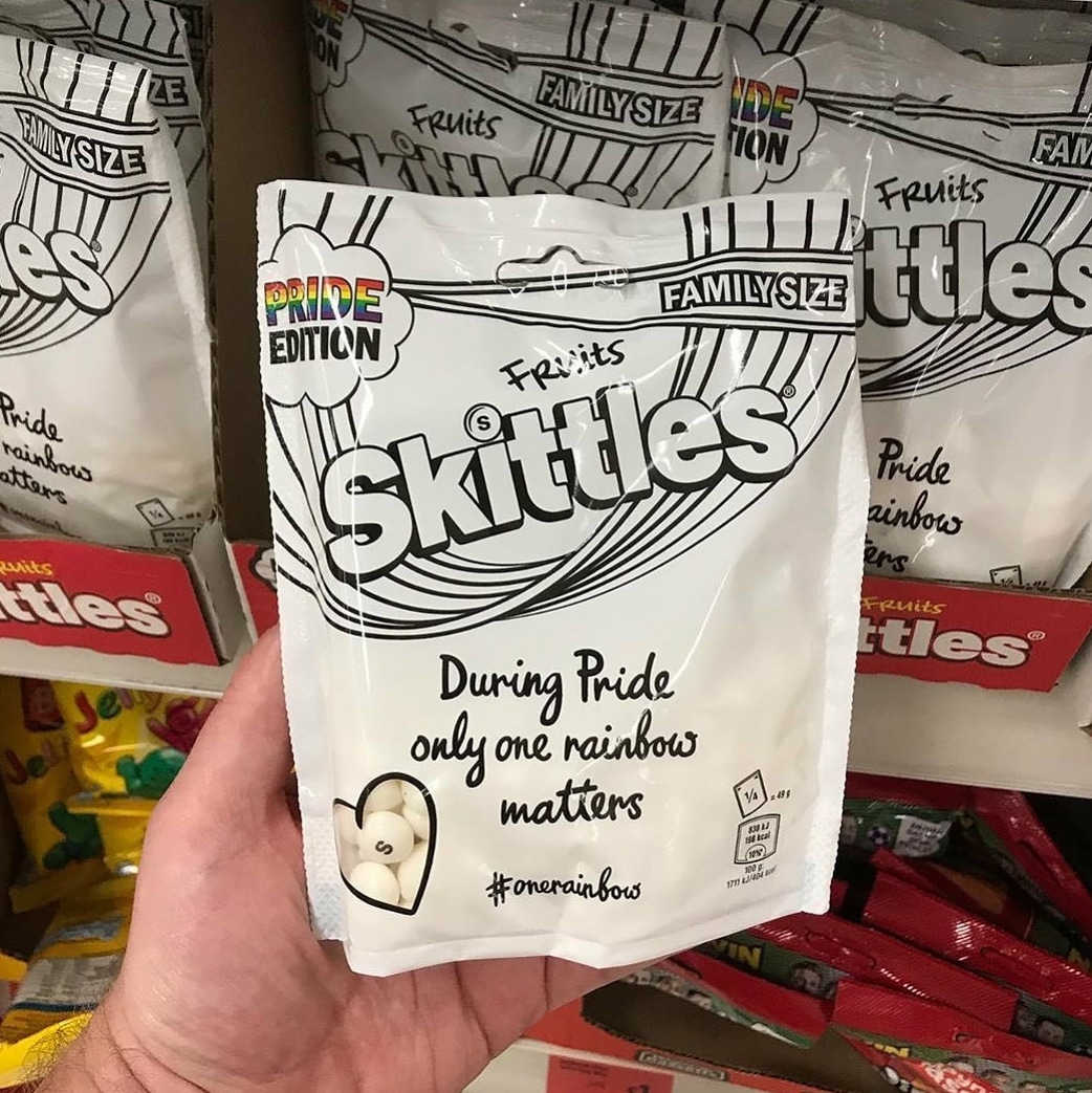 MarketingIgnora's tweet photo. Packaging e caramelle Skittles diventano incolori per onorare il #PrideMonth 

"During Pride only one rainbow matters" https://t.co/jzhQLFJ2CF