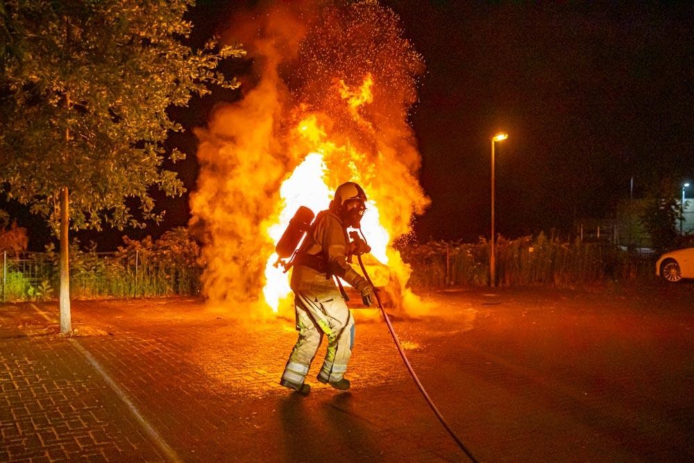 Hardnekkige autobrand in Soest: de brandweer heeft vijf kwartier nodig om het vuur te bedwingen..